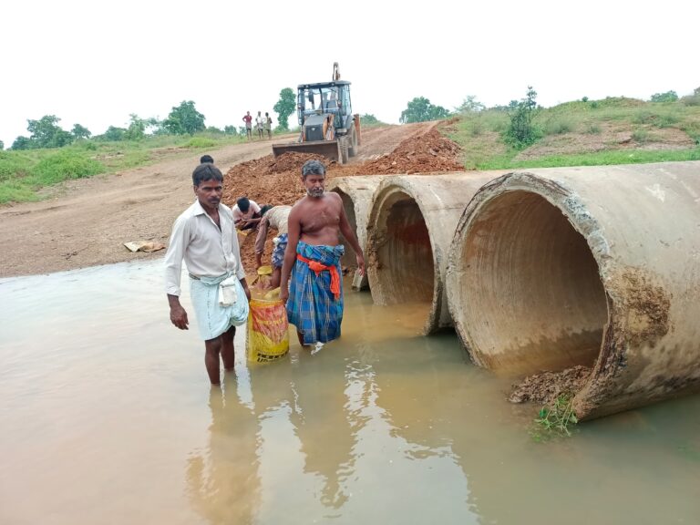 सरायपाली / ग्रामीणों ने अपने निजी खर्च से बनाया पुलिया गांव टापू मे तब्दील!