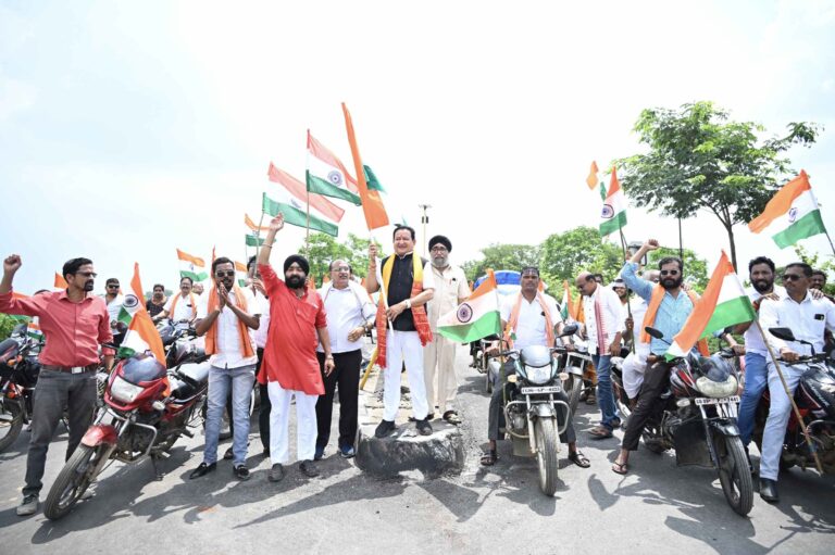 बसना में भाजपा विधायक डॉ.सम्पत अग्रवाल के नेतृत्व में हर घर तिरंगा यात्रा हर घर तिरंगा अभियान के तहत देशभक्ति रंगारंग कार्यक्रम का आयोजन