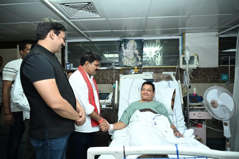 छत्तीसगढ़ के उपमुख्यमंत्री श्री विजय शर्मा पहुंचे अस्पताल, विधायक डॉ सम्पत अग्रवाल के स्वास्थ्य की ली जानकारी