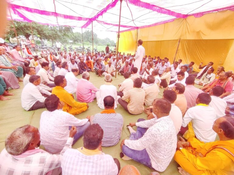 महासमुंद बलौदाबाजार क़े 19 गाँव का महापंचायत मे शराब बेचने पर 50 तो गांजा पर 20 हजार की जुर्माना कच्ची शराब से कम उम्र मे हो रही है मौते