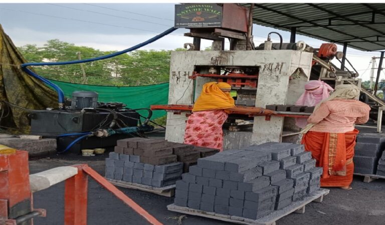 महासमुंद / सफलता की कहानी महिला सशक्तिकरण की मिसाल महिला स्व सहायता समूह ने फ्लाई ऐश ब्रिक्स (ईंट) निर्माण को आजीविका का साधन बनाया