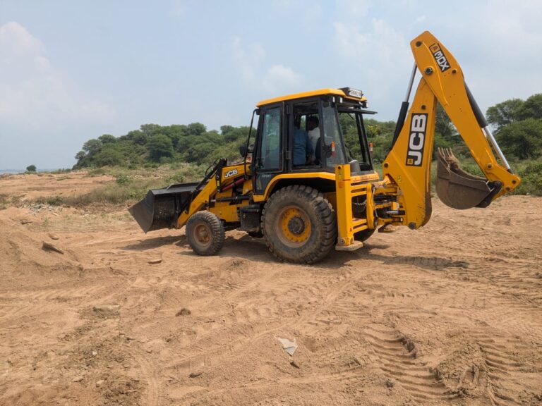 महासमुंद /कलेक्टर क़े निर्देशन मे अवैध परिवहन करते कुल 05 हाइवा एवम अवैध भंडारण में 01 जेसीबी मशीन जप्त खनिज विभाग की कारवाई