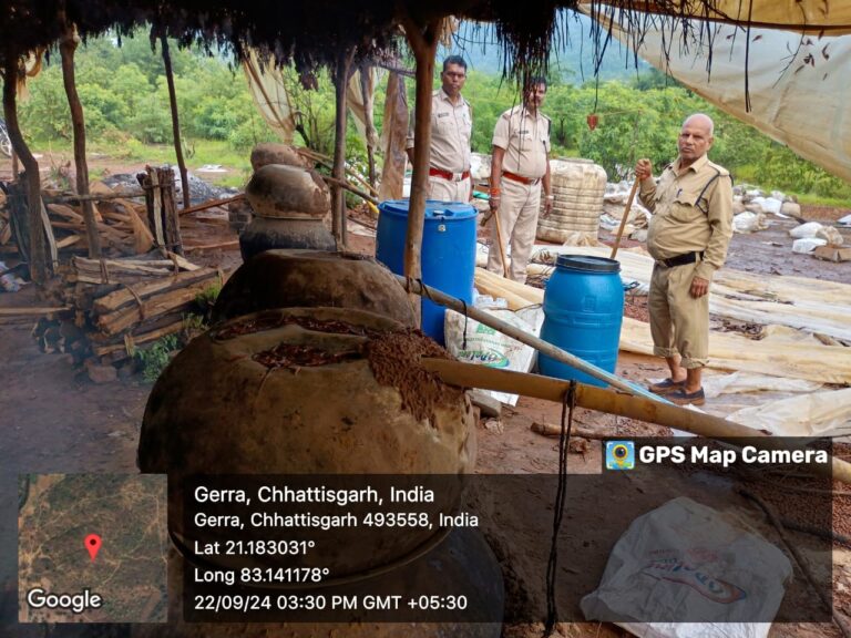 सरायपाली / लाखों रु की कच्ची शराब निर्माण की सूचना पर आबकारी टीम सरायपाली ने परसापाली के जंगल में दी दबिश