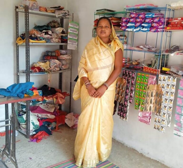 महासमुंस / गाँव और आसपास के लोगों द्वारा खूब सराहा जा रहा है। इस व्यवसाय से उन्हें प्रति माह 8000 से 10,000 रुपये की आय प्राप्त होने लगी आदिवासी महिला सशक्तिकरण योजना से सशक्त बनी माधुरी !