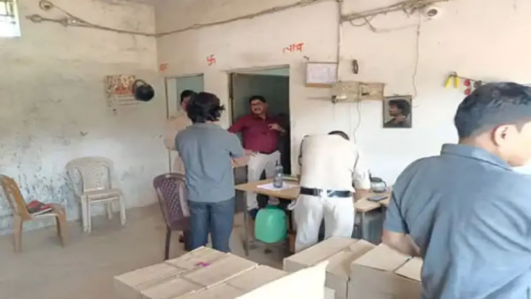 महासमुंद / जिला आबकारी अधिकारी निलंबित: ज्‍यादा कीमत पर बेची जा रही थी दो दुकानों में शराब,