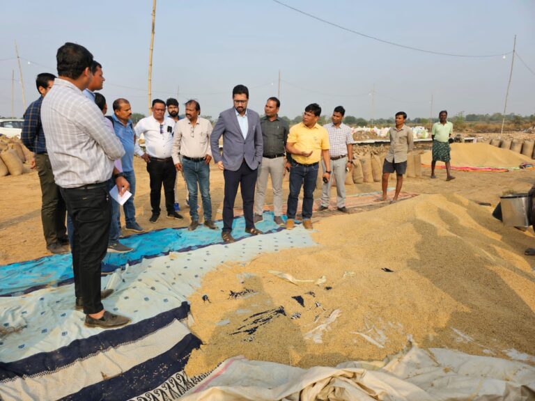सरायपाली / पुराने धान को खपाना पड़ा महंगा कलेक्टर ने धान खरीदी प्रभारी भोजराज प्रधान को धान खरीदी कार्य से तत्काल हटाने के निर्देशजगलबेड़ा धान खरीदी केन्द्र के निरीक्षण के दौरान