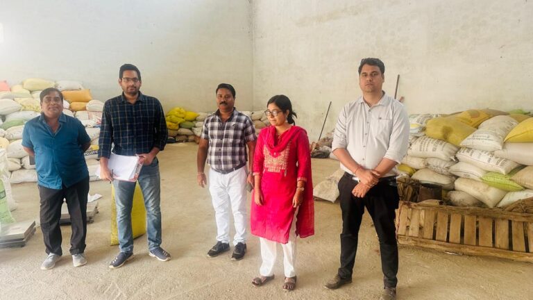 सरायपाली / 500 क्विंटल अवैध धान का स्टॉक  ग्राम बोंदा में साई कृपा ट्रेडर्स के गोदाम पर अनुविभागीय अधिकारी ने की कार्यवाही