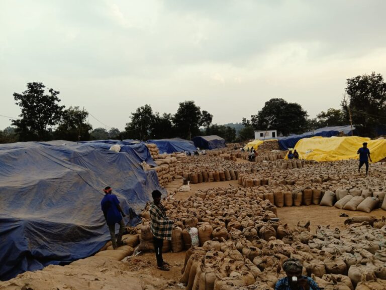 बसना / धान खरीदी केन्द्र टांगा पासा मे उठाव नहीं होने क़े कारण खरीदी हो सकता है बंद, अवैध धान परिवहन क़े मामले मे पिकअप वाहन सहित लाखों रु का धान जप्त!