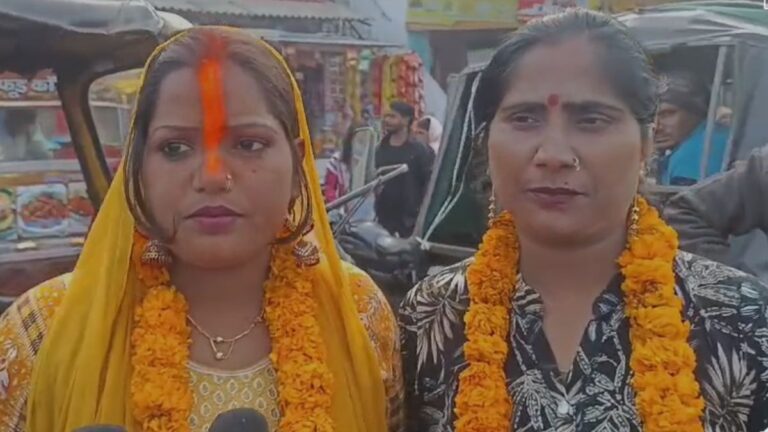 डेस्क। गोरखपुर से अजब-गजब मामला सामने आया है। जहां दो महिलाओं ने अपने शराबी पतियों से तंग आकर घर छोड़ दिया और आपस में ही शादी रचा दी। दोनों महिलाएं सोशल मीडिया के माध्यम से एक-दूसरे से जुड़ी थी और एक जैसा दर्द उन्हें एक-दूसरे के करीब ले आया। जिसके बाद दोनों ने साथ जीवन बिताने का फैसला किया।    शिव मंदिर में लिए सात फेरे  गोरखपुर में गुरुवार शाम छोटी काशी कहे जाने वाले शिव मंदिर में कविता और गुंजा उर्फ बबलू नाम की दो महिलाओं ने एक-दूसरे से विवाह किया।मंदिर में गुंजा ने दूल्हे की भूमिका निभाई, कविता को सिंदूर लगाया और उन्होंने सात फेरे पूरे किए। महिलाओं ने जीवन भर एक-दूसरे का साथ निभाने की कसम खाई। उन्होंने बताया कि वे दोनों पहली बार इंस्टाग्राम पर मिली थी। दोनों को अपने शराबी जीवनसाथियों के हाथों घरेलू हिंसा सहनी पड़ी। समान परिस्थितियों के कारण वे एक-दूसरे के करीब आ गईं।    गुंजा ने कहा, “हम अपने पतियों के शराब पीने और उनके द्वारा दुर्व्यवहार किए जाने से परेशान थे। इसने हमें शांति और प्रेम का जीवन चुनने के लिए मजबूर किया। हमने गोरखपुर में एक जोड़े के रूप में रहने और जीवनयापन के लिए काम करने का फैसला किया है।” मंदिर के पुजारी उमा शंकर पांडे ने कहा कि महिलाओं ने माला और सिंदूर खरीदा, अनुष्ठान किया।