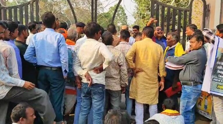 महासमुंद : करणी कृपा पॉवर प्राइवेट लिमिटेड के खिलाफ किसानों ने किया धरना प्रदर्शन, कार्रवाई नहीं होने पर आत्मदाह की दी चेतावनी