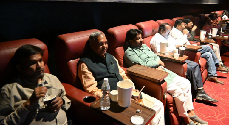 रायपुर : छावा फिल्म का स्कूली बच्चों ने लिया आनंद, छत्तीसगढ़ योग आयोग के अध्यक्ष ने की सराहना