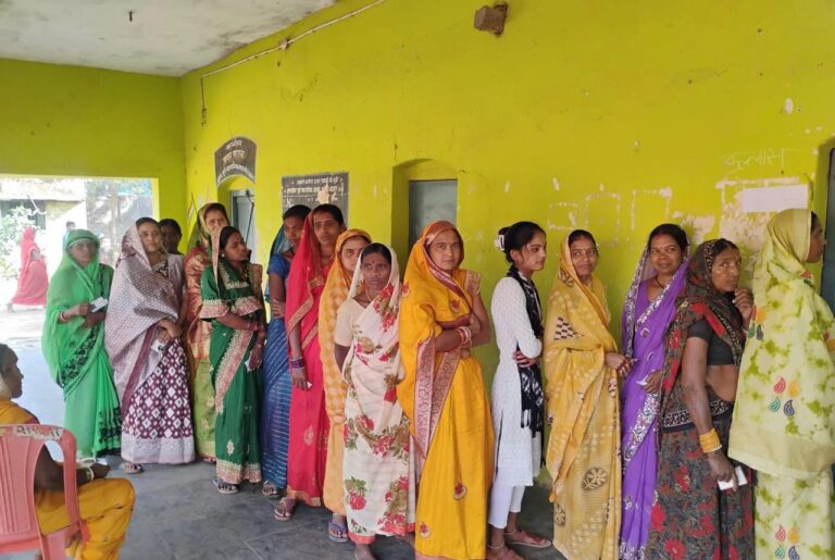 जनपद पंचायत महासमुंद में सुचारु और शांतिपूर्ण रूप से हो रहा मतदान