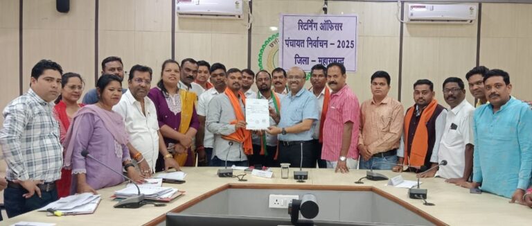 किसान पंजीयन में तेजी लाएं  सभी अधिकारी-कर्मचारी नियत समय पर कार्यालय पहुंचना सुनिश्चित करें  बिना अनुमति बजने वाले डीजे को जप्त करने के निर्देश  राजस्व प्रकरणों का निराकरण नियमित तौर पर करते रहें  महासमुंद 24 फरवरी 2025/ कलेक्टर श्री विनय कुमार लंगेह ने निर्वाचन समाप्ति के पश्चात आज सुबह 10 बजे समय सीमा की बैठक ली। इस दौरान उन्होंने सभी अधिकारी-कर्मचारियों को नगरीय निकाय एवं त्रिस्तरीय पंचायत निर्वाचन का सफलतापूर्वक संपन्न होने पर बधाई दी। बैठक में जिला पंचायत सीईओ श्री एस. आलोक, अपर कलेक्टर श्री रवि कुमार साहू, अनुविभागीय अधिकारी राजस्व एवं जिला स्तरीय अधिकारी उपस्थित थे तथा अन्य विकासखण्ड अधिकारी वीसी के माध्यम से जुडे़ थे। कलेक्टर श्री लंगेह ने सभी अधिकारी-कर्मचारियों को समय पर कार्यालय आने के निर्देश दिए हैं। उन्होंने कहा कि निर्वाचन समाप्ति के पश्चात शासन के सभी कार्य एवं आम जनता की समस्याओं का निराकरण नियमित और सुचारू रूप से किया जाए। शासन की मंशानुरूप सभी जिला स्तरीय अधिकारी सहित अधीनस्थ अधिकारी-कर्मचारी एवं मैदानी अमले भी निर्धारित समय सुबह 10 बजे कार्यालय पहुंचना सुनिश्चित करें। उन्होंने प्रभारी अधिकारियों को समय समय पर कार्यालयों के औचक निरीक्षण के निर्देश दिए हैं। कलेक्टर ने वर्तमान में जारी बोर्ड परीक्षाओं के मद्देनजर ध्वनि विस्तारक यंत्रों पर प्रतिबंध का पालन करने कहा है। साथ ही कहा कि बिना अनुमति के डीजे बजाने पर जप्ती की कार्रवाई की जाएगी। कलेक्टर श्री लंगेह ने किसान पंजीयन की जानकारी लेते हुए कहा कि इसमें आवश्यक तेजी लाएं। उन्होंने किसानों का एग्रीस्टेक परियोजना अंतर्गत फार्मर रजिस्ट्री एप्प/पोर्टल में सीएससी और सहकारी समितियों के माध्यम से रजिस्ट्रेशन के निर्देश दिए हैं। उन्होंने बताया कि किसान स्वयं भी एग्रीटेक एप्प के माध्यम से अपना पंजीयन कर सकते है। अभी तक 18437 किसानों ने पंजीयन करा लिया है। इसी तरह उन्होंने धान उठाव की प्रगति की समीक्षा की। अभी तक 8 लाख 42 हजार क्विंटल धान का उठाव कर लिया गया है। शेष 2 लाख 60 हजार क्विंटल धान का उठाव आगामी 10 दिनों के भीतर करने के निर्देश दिए हैं। राजस्व विभाग की समीक्षा करते हुए लंबित मामलों का समय सीमा पर निराकरण के निर्देश दिए। उन्होंने कहा कि भूमि संबंधी विवादों, नामांतरण, बंटवारे और सीमांकन जैसे मुद्दों का प्राथमिकता के साथ निपटारा किया जाए जिससे आम जनों को कोई दिक्कत न हो। इसके अलावा पीएम आवास, पीएम जनमन, जाति, आयुष्मान कार्ड आदि की समीक्षा की गई। कलेक्टर श्री लंगेह ने श्रम एवं उद्योग विभाग को औद्योगिक क्षेत्रों का नियमित निरीक्षण के निर्देश दिए हैं। उन्होंने विभिन्न आयोगों से प्राप्त पत्रों का समय सीमा में जवाब देने के निर्देश दिए गए। इसके अलावा मुख्यमंत्री जनदर्शन, कलेक्टर जन चौपाल, जनसमस्या निवारण शिविर में प्राप्त मांग एवं शिकायतों का गुणवत्तापूर्ण निराकरण के निर्देश दिए गए।