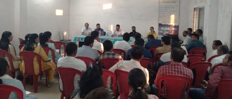 बागबाहरा एसडीएम श्री साहू ने कृषक पंजीयन कार्यों की समीक्षा करते हुए आवश्यक दिशा-निर्देश दिए