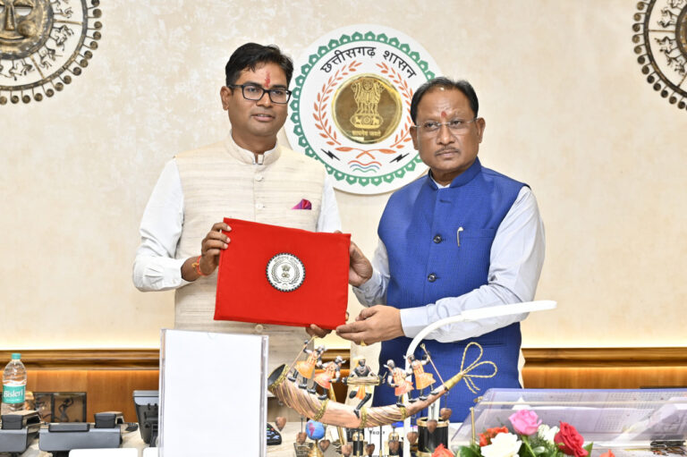 रायपुर : वित्त मंत्री श्री ओपी चौधरी ने किए बजट पर हस्ताक्षर