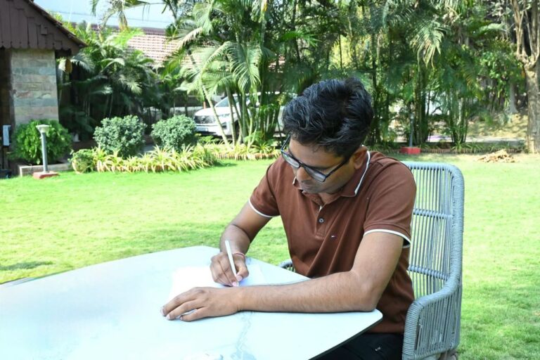 रायपुर : छत्तीसगढ़ में पहली बार हस्तलिखित बजट पेश, वित्त मंत्री ओपी चौधरी ने किए हस्ताक्षर