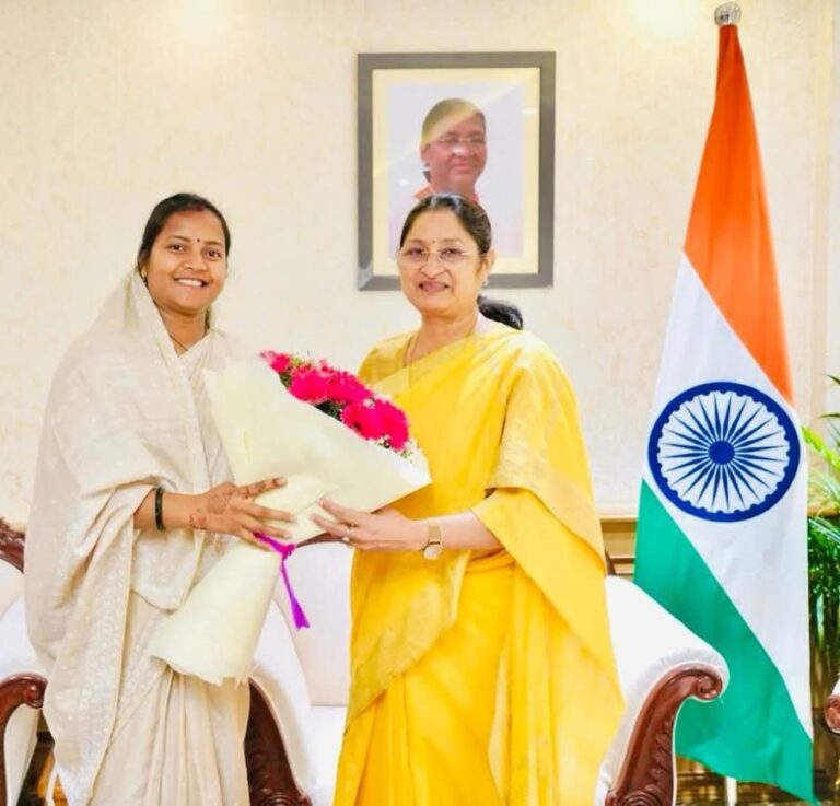 रायपुर : केन्द्रीय महिला एवं बाल विकास मंत्री से मंत्री श्रीमती राजवाड़े ने की सौजन्य मुलाकात