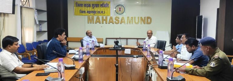 महासमुंद  स्कूलों के आसपास भारी वाहनों के आवागमन और पार्किंग पर रोक लगाएं – प्रभारी कलेक्टर