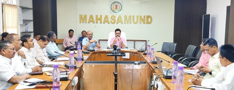 महासमुंद  शासकीय योजनाओं के क्रियान्वयन में प्रगति लाएं – कलेक्टर श्री लंगेह