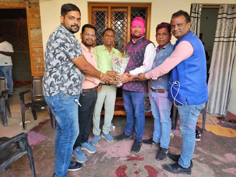 बसना के लोकप्रिय पत्रकार प्रकाश सिन्हा के जनपद सदस्य निर्वाचित होने पर पत्रकारों ने दी बधाई. 