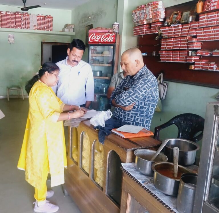 होली से पहले मिठाई दुकानों पर खाद्य सुरक्षा विभाग द्वारा मिठाइयों के लिए गए सैंपल