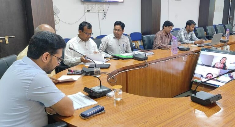 महासमुंद  कलेक्टर ने राजस्व अधिकारियों की बैठक ली, विभिन्न योजनाओं की समीक्षा की