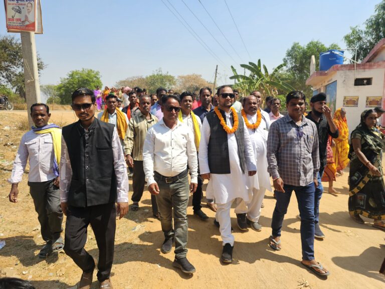 बसना – जनपद सदस्य प्रकाश सिन्हा का गाजे- बाजे के साथ भव्य स्वागत.शुभचिंतकों ने फल और मिठाई से तौल करके किया सम्मान.