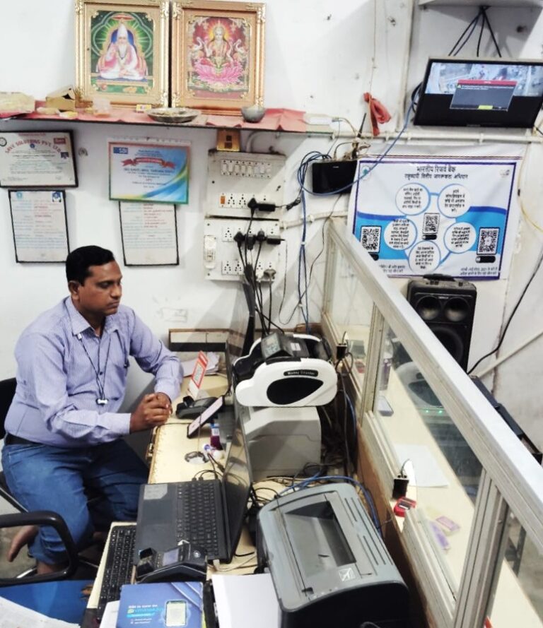 प्रधानमंत्री रोजगार सृजन कार्यक्रम से डामन कुमार साहू ने खोला खुद का कंप्यूटर सेंटर