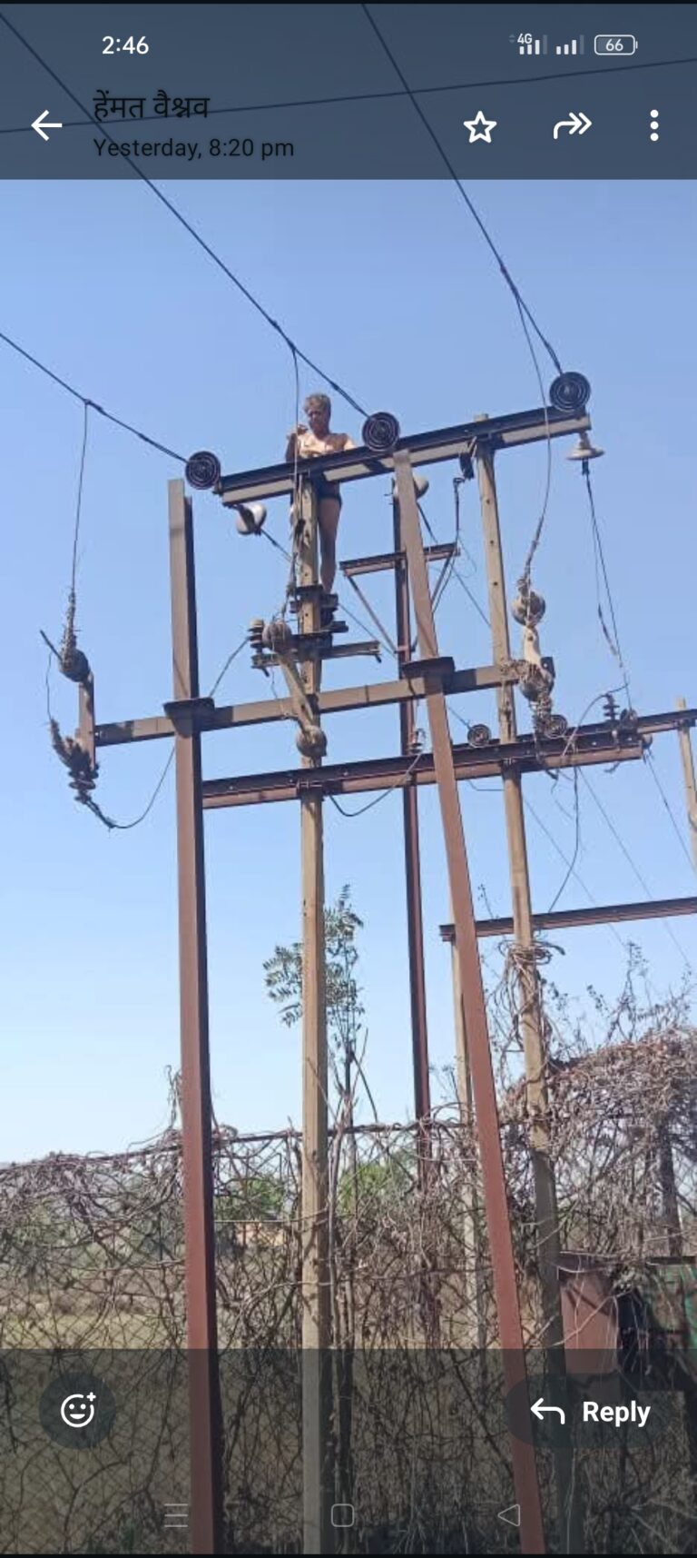 ट्रांसफार्मर पर चढ़ा व्यक्ति, डायल 112 की तत्परता से सुरक्षित बचाव