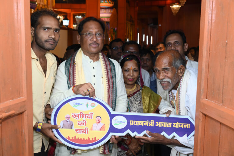 रायपुर : मुख्यमंत्री ने दोकड़ा में पीएम आवास योजना के हितग्राही संतु चक्रेस को चाबी देकर गृह प्रवेश कराया