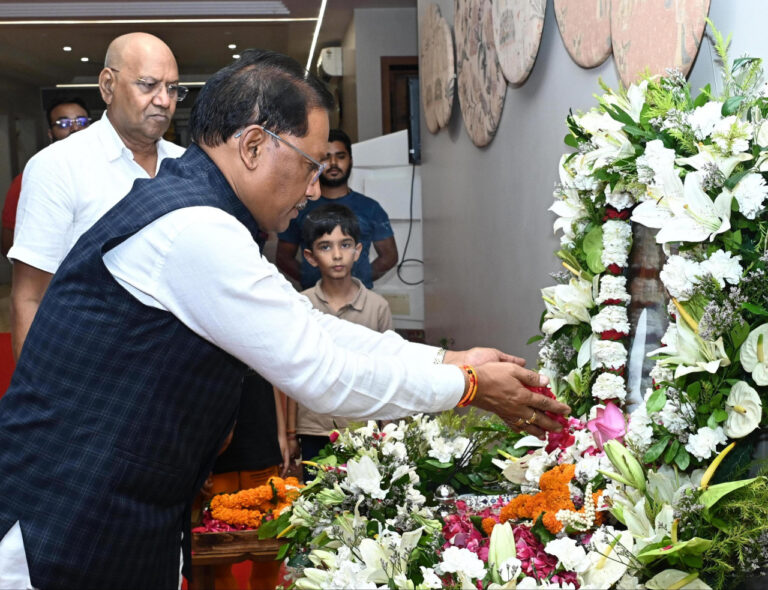 मुख्यमंत्री श्री विष्णु देव साय ने स्वर्गीय श्री रामजीलाल अग्रवाल को दी श्रद्धांजलि