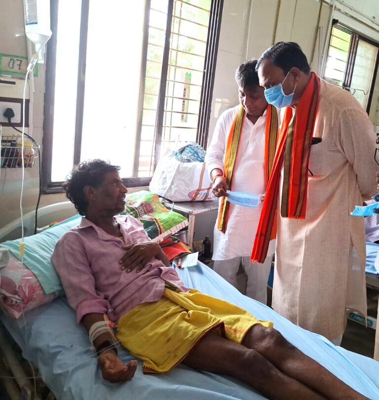 स्वास्थ्य मंत्री श्री श्याम बिहारी जायसवाल ने जिला अस्पताल महासमुंद का किया औचक निरीक्षण