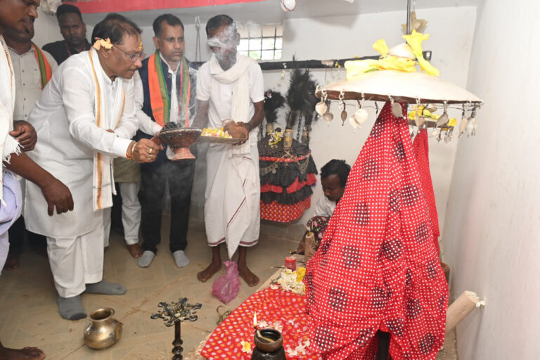 सुशासन तिहार के अंतर्गत बस्तर जिले के नारायणपाल पहुँचे मुख्यमंत्री श्री विष्णु देव साय
