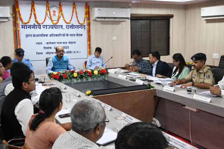 राज्यपाल श्री रमेन डेका ने मोहला मानपुर अंबागढ़ जिले में प्रशासनिक अधिकारियों की ली बैठक