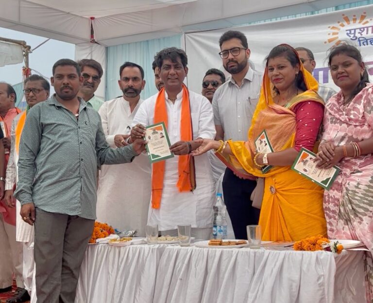 शिविर में हितग्राहियों को राशन कार्ड, श्रमिक कार्ड, आयुष्मान कार्ड जॉब कार्ड,प्रधान मंत्री अभिनंदन पत्र, किसान किताब का किया गया वितरण!