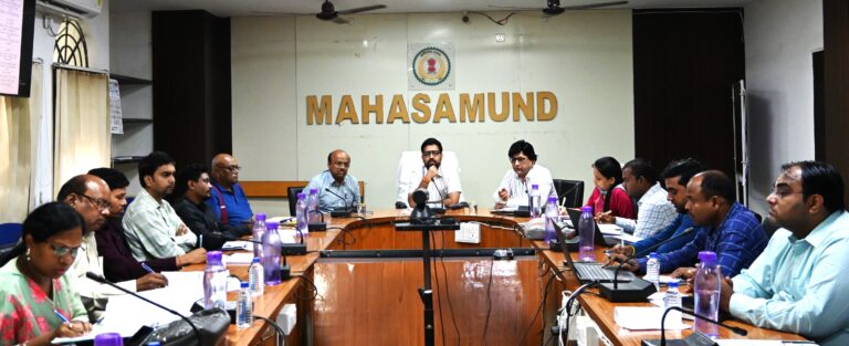 महासमुंद / कलेक्टर ने ली स्वास्थ्य विभाग की समीक्षा बैठक अभियान चलाकर आयुष्मान कार्ड बनाने के दिए निर्देश