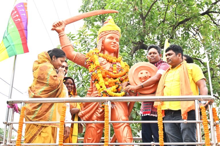 महासमुंद / वीरांगना रानी दुर्गावती शहादत दिवस पर मंत्री श्रीमती लक्ष्मी राजवाड़े ने अर्पित की पुष्पांजलि   वीरांगना रानी दुर्गावती के आदर्शां पर चलने की अपील