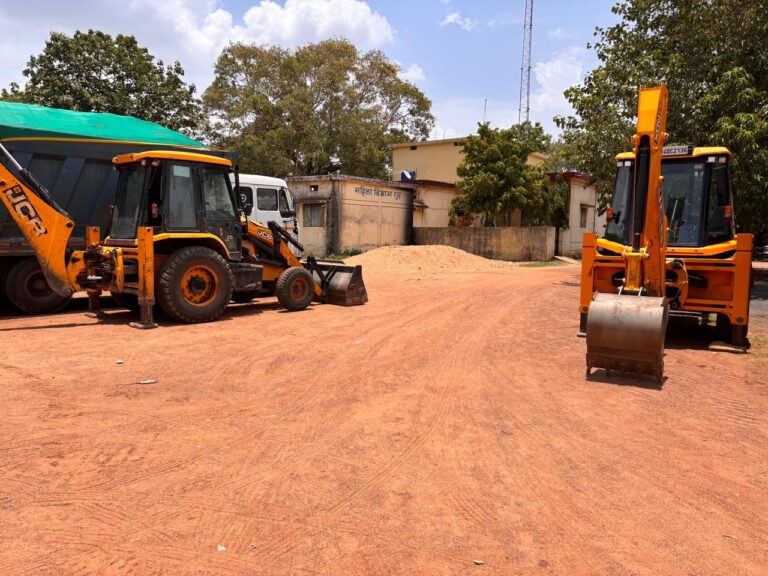 महासमुंद /   अवैध रेत उत्खनन पर कड़ी कार्रवाई, 2 जेसीबी लोडर और 2 हाइवा वाहन जप्त