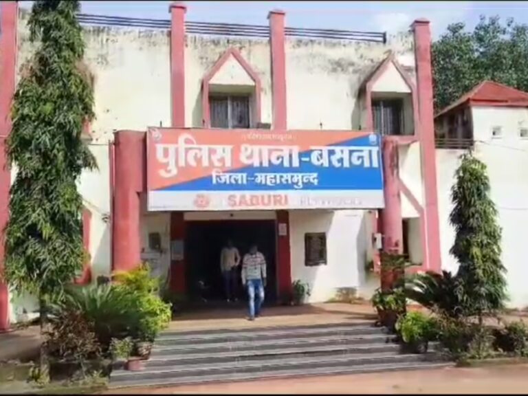 बसना/ बेटी दामाद कर रहे थे बस का इंतजार रायपुर की तरफ से आ रहा होण्डई कार ने मारी ठोकर रायपुर रिफर