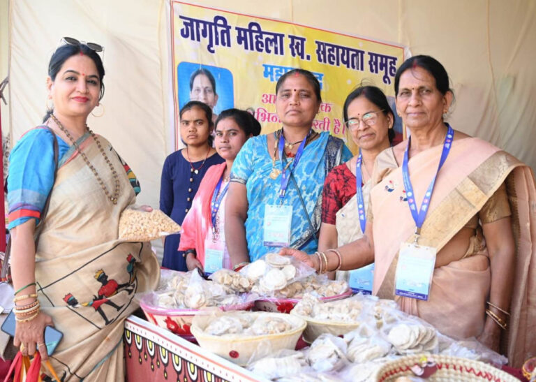 महासमुंद/ इरादे मजबूत हों, तो उम्र, संसाधन और सीमाएं कभी भी सपनों की उड़ान नहीं रोक सकतीं इन महिला समूहों के उत्पादों की मांग अब सिर्फ गांवों तक सीमित नहीं है. दिल्ली, पुणे जैसे महानगरों से भी ऑर्डर आ रहे हैं