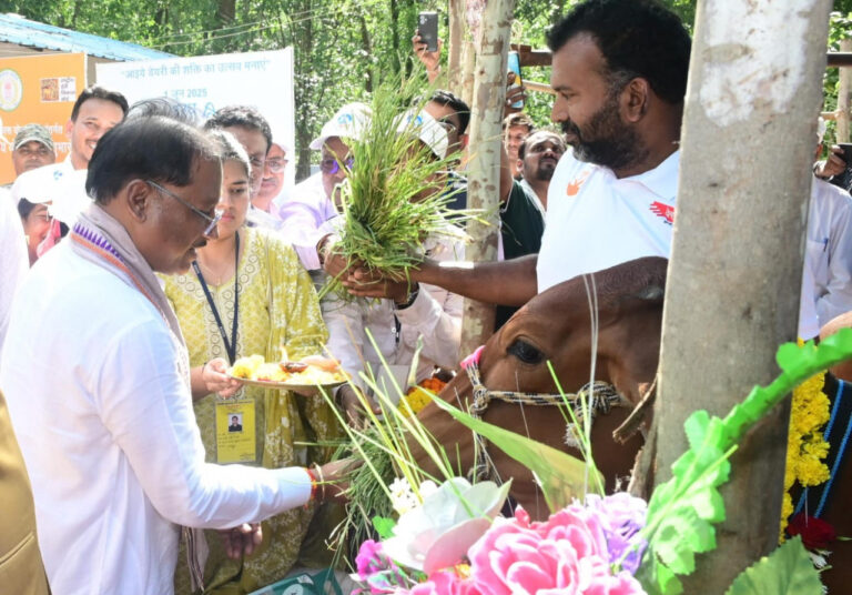 मुख्यमंत्री ने दुधारू पशु प्रदाय योजना का किया शुभारंभ.           
