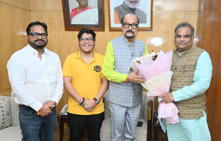 राज्यपाल श्री डेका से छत्तीसगढ़ राज्य बेवरेज कॉर्पोरेशन के अध्यक्ष ने की सौजन्य भेंट