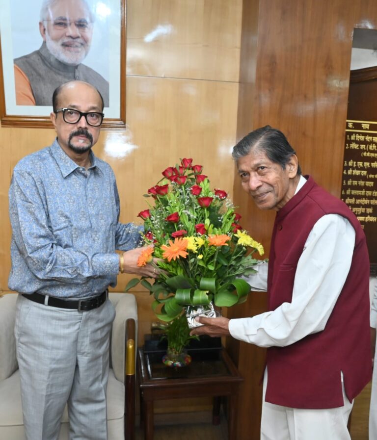 रायपुर : राज्यपाल श्री डेका से पूर्व मंत्री श्री कंवर ने की सौजन्य भेंट