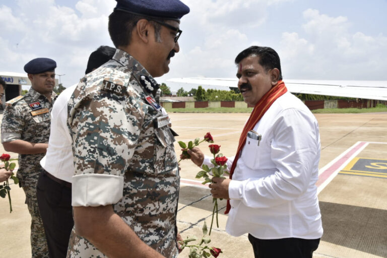 उप मुख्यमंत्री श्री विजय शर्मा और वन मंत्री श्री केदार कश्यप का एयरपोर्ट में किया गया आत्मीय स्वागत