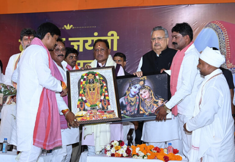 रायपुर : मुख्यमंत्री सोनपैरी में आयोजित कबीर जयंती समारोह एवं गौ ग्राम जन जागरण यात्रा के समापन कार्यक्रम में हुए शामिल