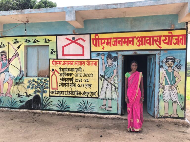 रायपुर : सपनों का घर : पहाड़ी कोरवा महिला फूलोबाई को मिला पक्का आवास