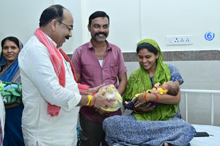 रायपुर : उप मुख्यमंत्री श्री अरुण साव पहुंचे मातृ-शिशु अस्पताल, भर्ती महिलाओं तथा नवजातों के परिजनों से मिलकर सेहत की जानकारी ली