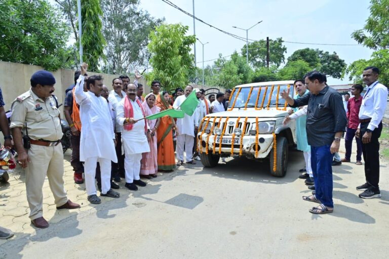 रायपुर : उप मुख्यमंत्री श्री अरुण साव ने सोलर बैटरी वाहन को हरी झंडी दिखाकर किया रवाना