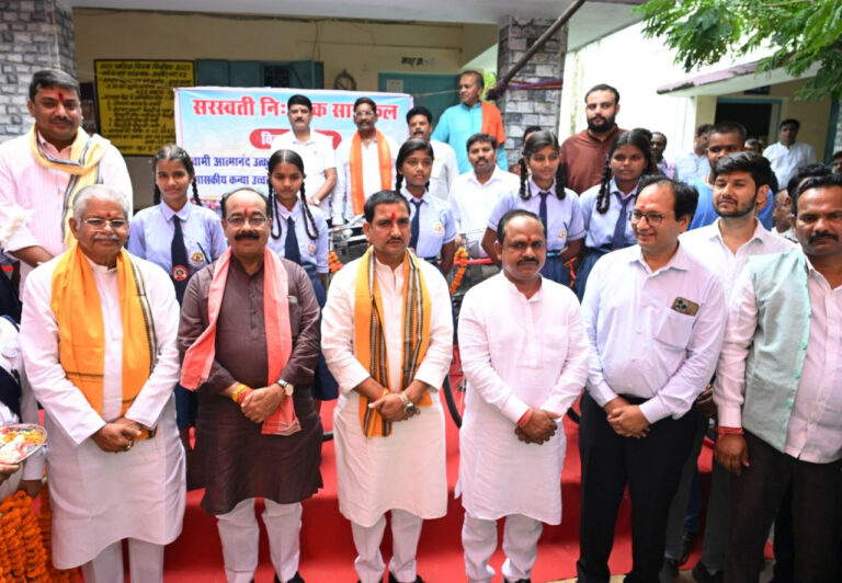 रायपुर : शाला प्रवेशोत्सव में शामिल हुए केन्द्रीय राज्य मंत्री श्री तोखन साहू और उप मुख्यमंत्री श्री अरुण साव