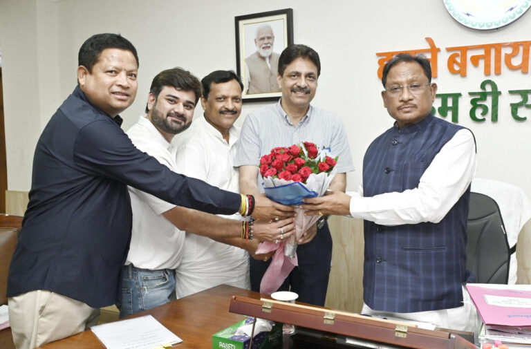 रायपुर : मुख्यमंत्री श्री साय से छत्तीसगढ़ ओलम्पिक संघ के पदाधिकारियों ने की सौजन्य मुलाकात,ओलम्पिक दिवस आयोजन हेतु किया आमंत्रित